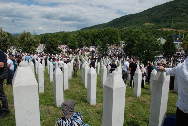 Srebrenitsa şehitleri soykırımın merkezinde anıldı!