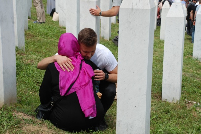 Srebrenitsa şehitleri soykırımın merkezinde anıldı!