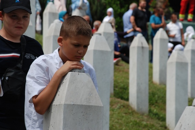 Srebrenitsa şehitleri soykırımın merkezinde anıldı!