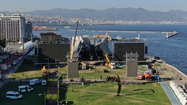 Tarkan konseri öncesi sahne çöktü!