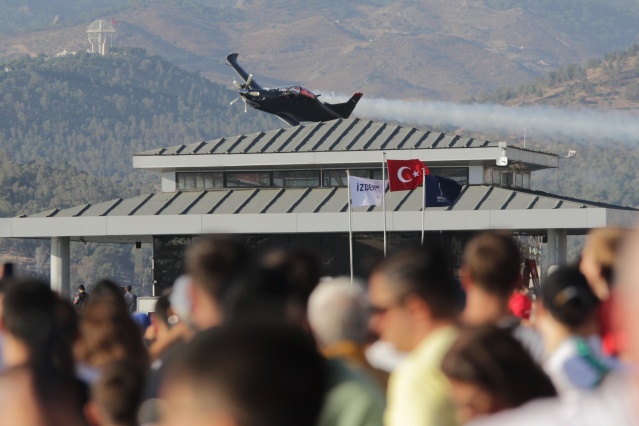 İzmir’de göklerdeki kurtuluş coşkusu nefes kesti