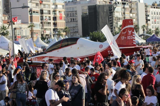 İzmir’de göklerdeki kurtuluş coşkusu nefes kesti