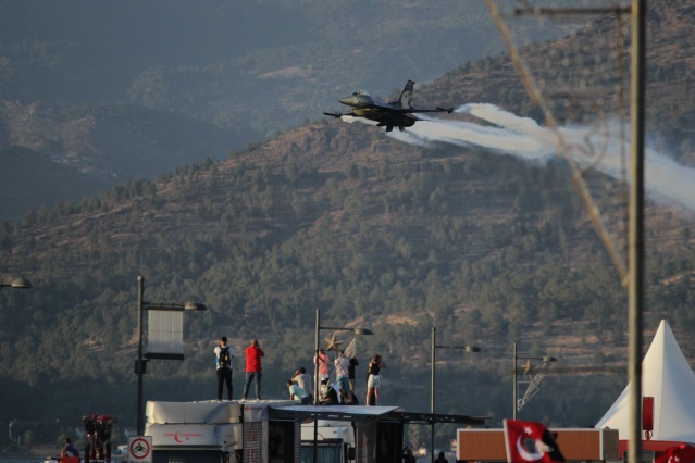 İzmir’de göklerdeki kurtuluş coşkusu nefes kesti