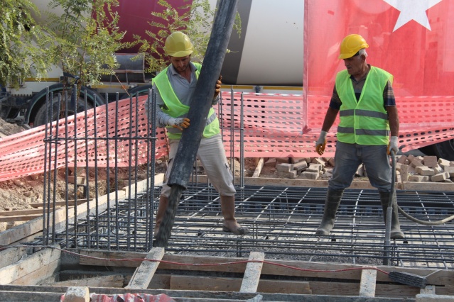 Törende panik anları: Protokol ve davetlilerin üzerine harç sıçradı