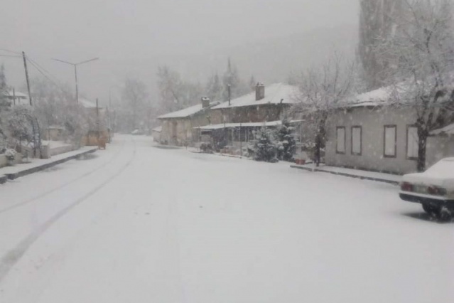 İzmir'in çatısı beyaza büründü