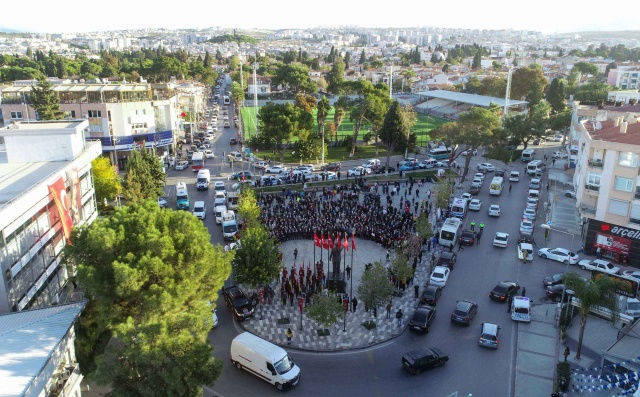 İzmir’de Ata’ya saygı için hayat durdu