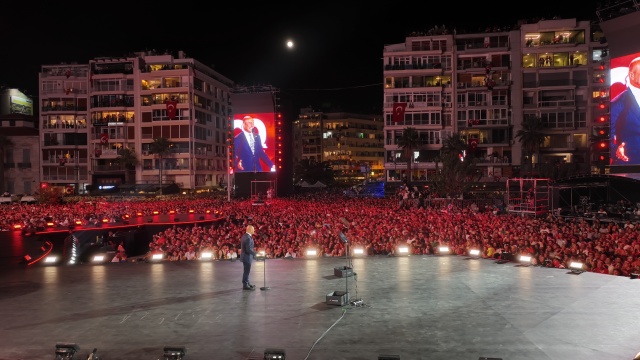 İzmirliler tarihi 100. yıl kutlamaları için Gündoğdu Meydanı’na akın etti