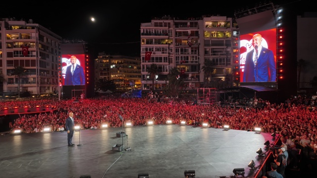 İzmirliler tarihi 100. yıl kutlamaları için Gündoğdu Meydanı’na akın etti