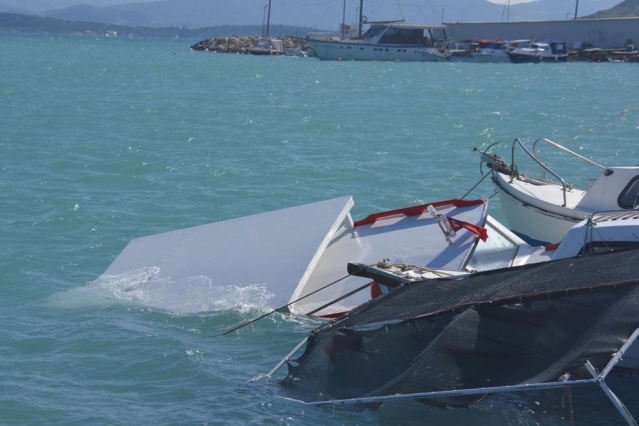 Urla'yı fırtına vurdu: Evlerin çatısı uçtu, camlar patladı!