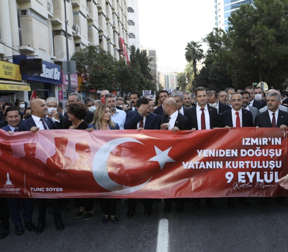 İzmir'de kurtuluş coşkusu