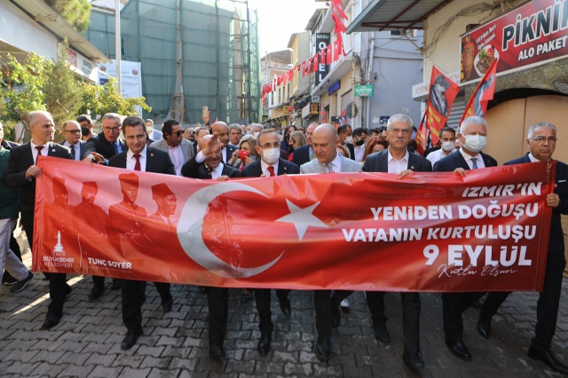 İzmir'de kurtuluş coşkusu