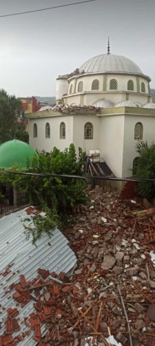 İzmir'de kısa süreli fırtına hayatı olumsuz etkiledi