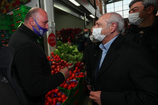 Kılıçdaroğlu İzmir’de hal esnafıyla buluştu