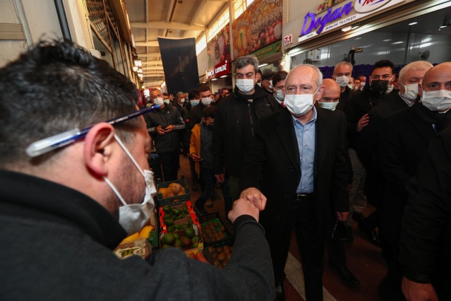 Kılıçdaroğlu İzmir’de hal esnafıyla buluştu