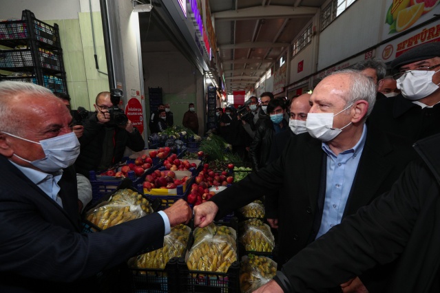 Kılıçdaroğlu İzmir’de hal esnafıyla buluştu