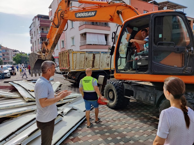 İzmir'de kısa süreli fırtına hayatı olumsuz etkiledi