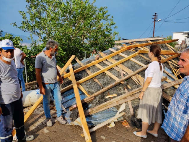 İzmir'de kısa süreli fırtına hayatı olumsuz etkiledi