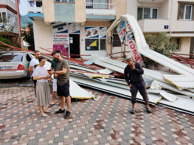 İzmir'de kısa süreli fırtına hayatı olumsuz etkiledi