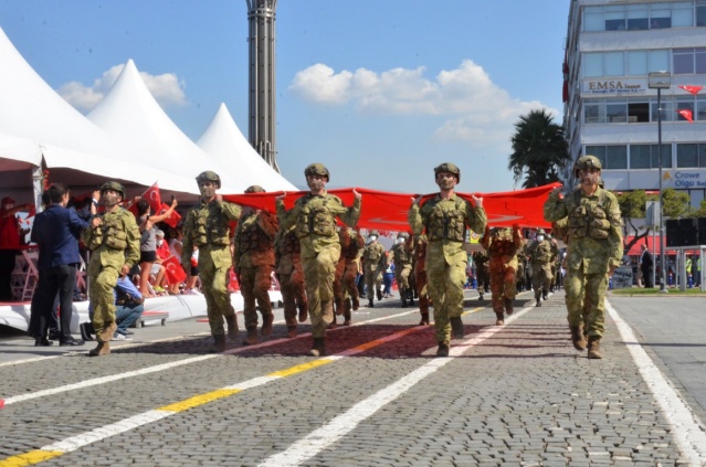 İzmir’de Zafer Bayramı coşkusu