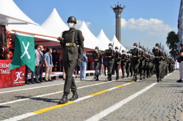 İzmir’de Zafer Bayramı coşkusu