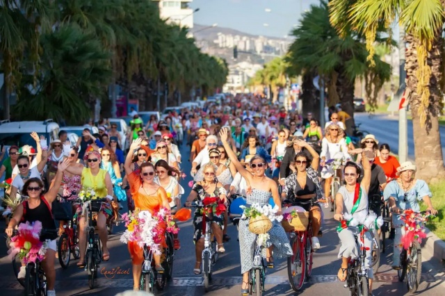 'Süslü Kadınlar' Karşıyaka'da pedalladı