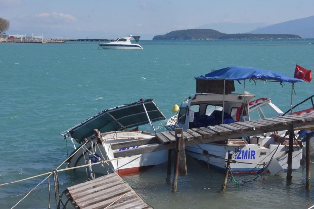 Urla'yı fırtına vurdu: Evlerin çatısı uçtu, camlar patladı!