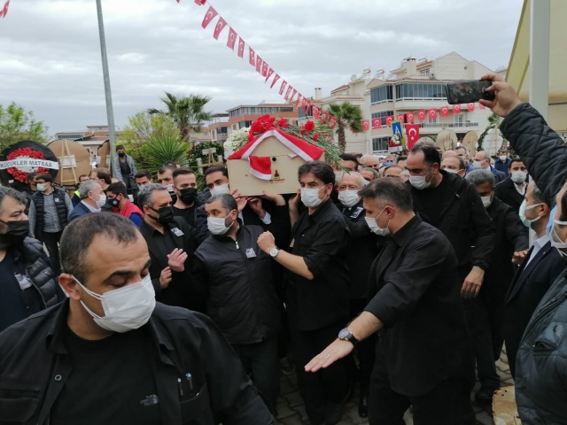 Torbalı Belediye Başkanı Uygur karanfillerle uğurlandı