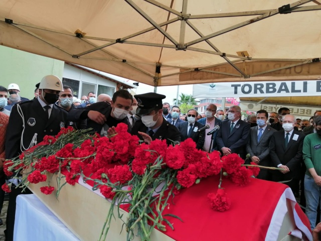 Torbalı Belediye Başkanı Uygur karanfillerle uğurlandı