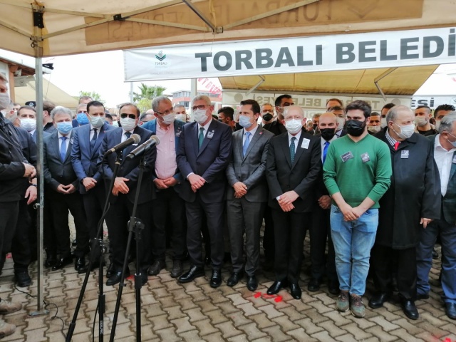 Torbalı Belediye Başkanı Uygur karanfillerle uğurlandı