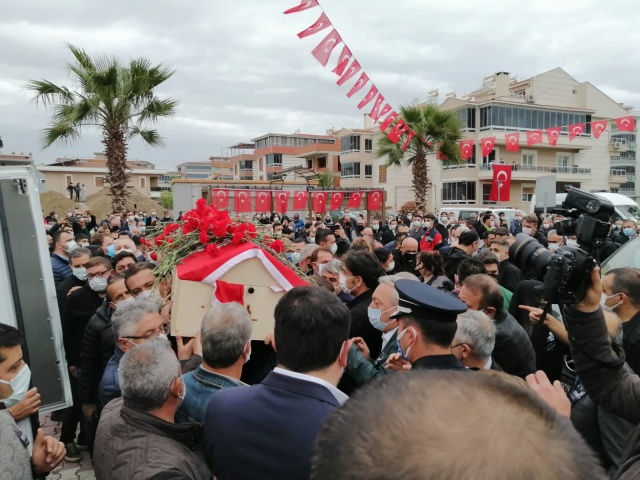 Torbalı Belediye Başkanı Uygur karanfillerle uğurlandı