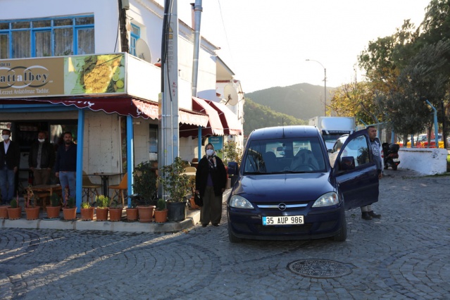 İzmir’de Ata’ya saygı için hayat durdu