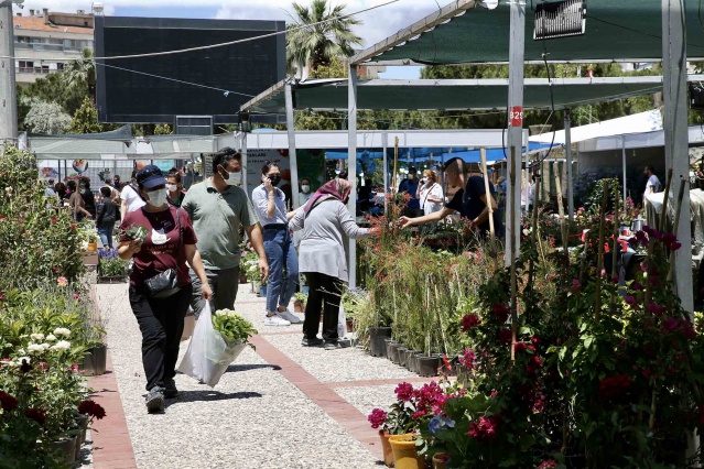 Karşıyaka Çiçek Pazarı’na coşkulu açılış