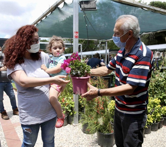 Karşıyaka Çiçek Pazarı’na coşkulu açılış