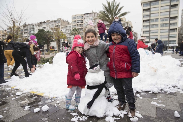 Karşıyakalı çocuklara kar sürprizi!