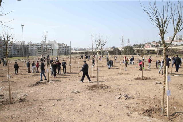 Karşıyaka’da fidanlar toprakla buluştu