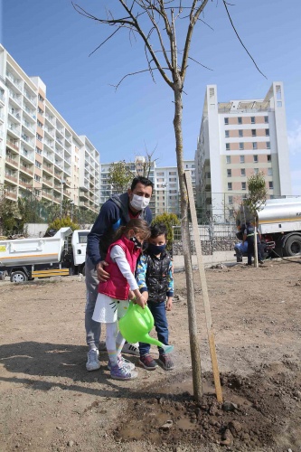 Karşıyaka’da fidanlar toprakla buluştu