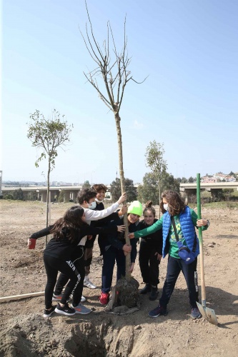 Karşıyaka’da fidanlar toprakla buluştu