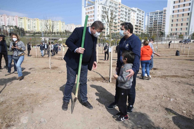 Karşıyaka’da fidanlar toprakla buluştu