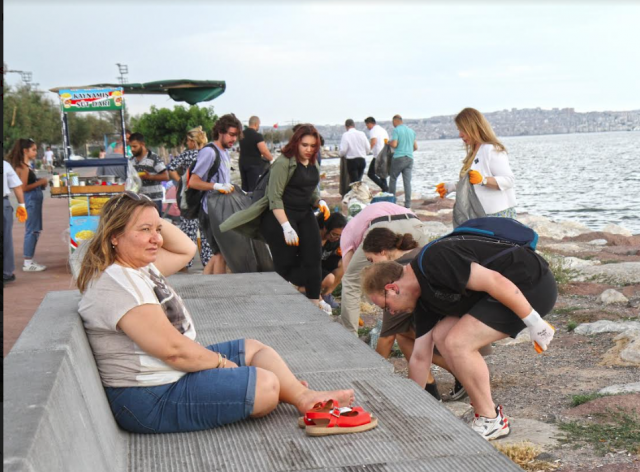 Karşıyaka’da gönüllü gençlerle sahil temizliği