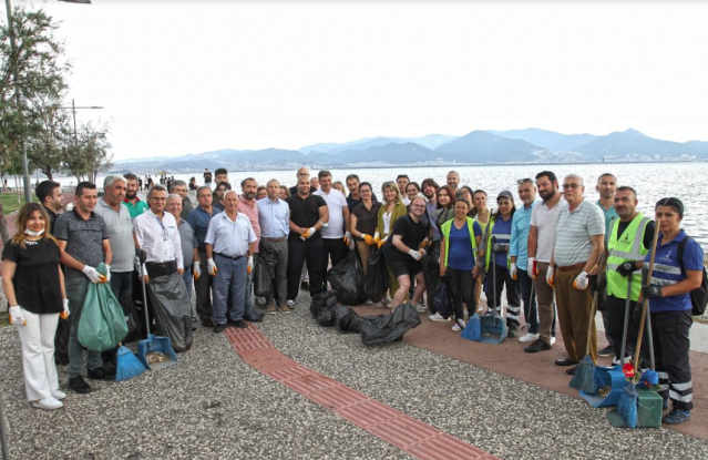 Karşıyaka’da gönüllü gençlerle sahil temizliği