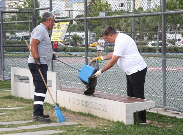 Karşıyaka’da gönüllü gençlerle sahil temizliği