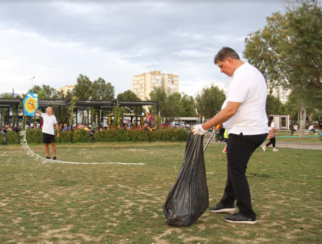 Karşıyaka’da gönüllü gençlerle sahil temizliği