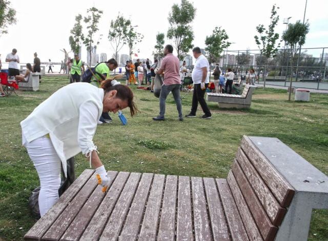 Karşıyaka’da gönüllü gençlerle sahil temizliği