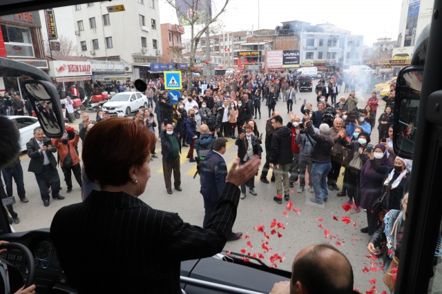 İYİ Parti lideri Akşener, İzmir’de esnafın dertlerini dinledi