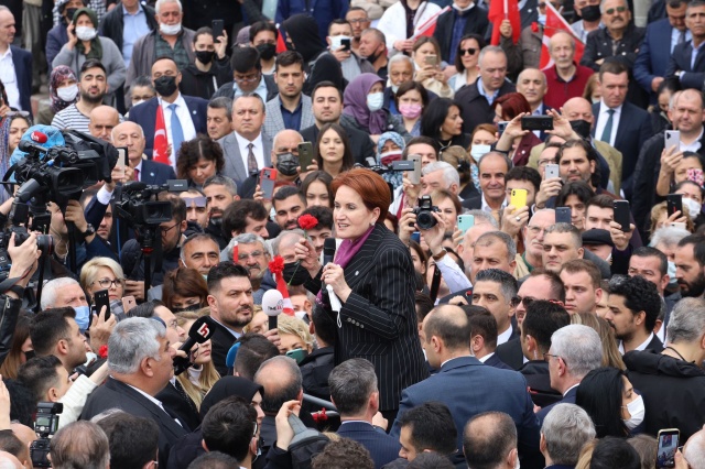 İYİ Parti lideri Akşener, İzmir’de esnafın dertlerini dinledi