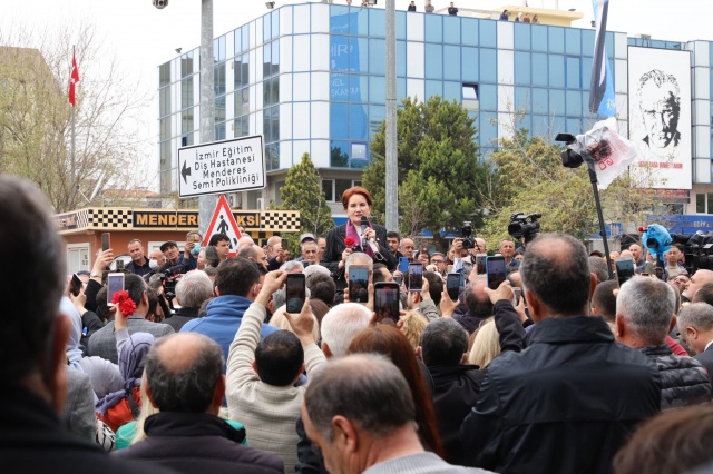 İYİ Parti lideri Akşener, İzmir’de esnafın dertlerini dinledi