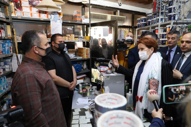 İYİ Parti lideri Akşener, İzmir’de esnafın dertlerini dinledi