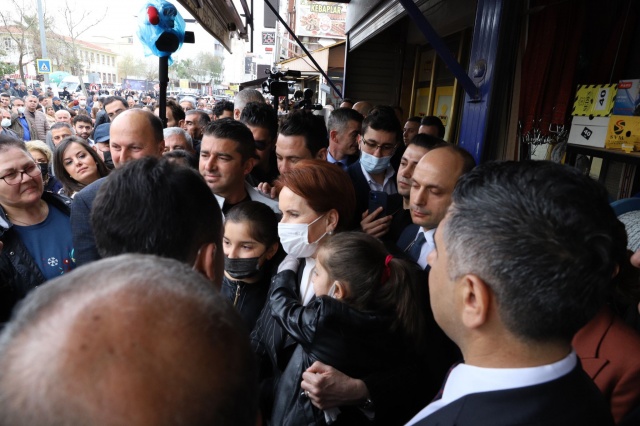 İYİ Parti lideri Akşener, İzmir’de esnafın dertlerini dinledi