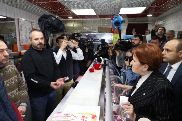 İYİ Parti lideri Akşener, İzmir’de esnafın dertlerini dinledi