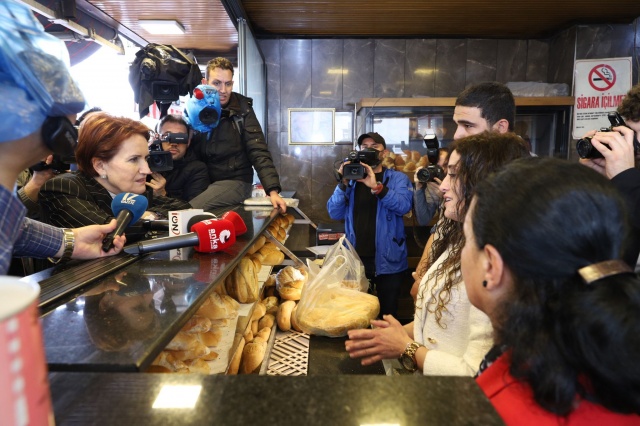 İYİ Parti lideri Akşener, İzmir’de esnafın dertlerini dinledi